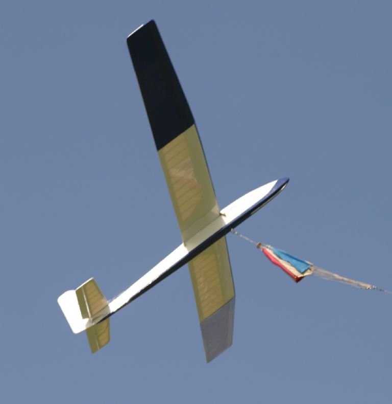 You want a glider that on the winch goes up as straight as a di